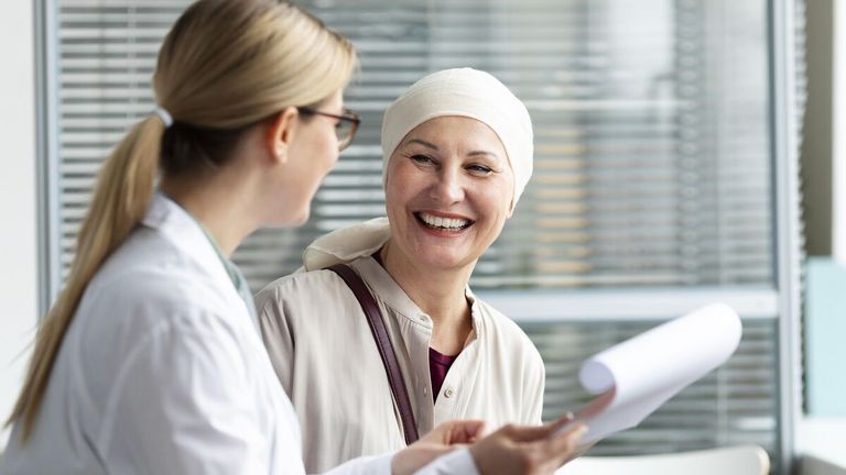 مريضة بسرطان الثدي تخضع للكشف