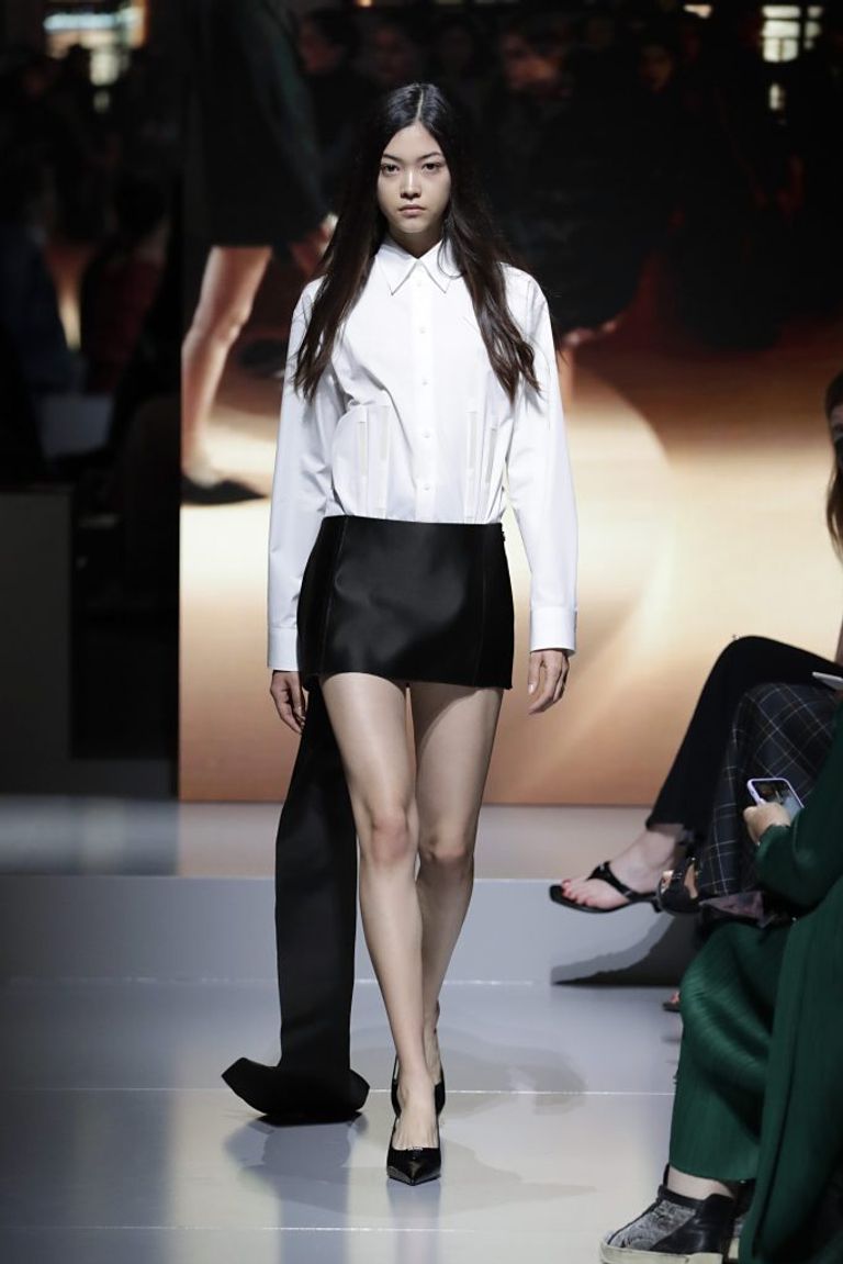 القميص الأبيض بطل إطلالات صيف 2022 بلا منازع