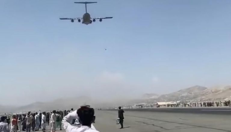 أفغانى يسقط من الطائرة الأمريكية فى المطار