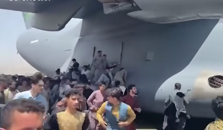 أفغاني يسقط من الطائرة الأمريكية في المطار