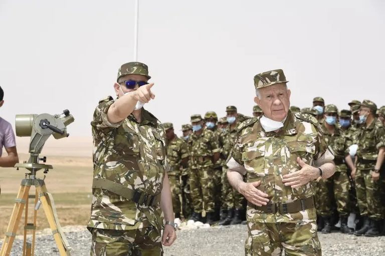 قائد الجيش الجزائري خلال متابعته مناورات تاوندرت 2022 قائد الجيش الجزائري خلال متابعته مناورات تاوندرت 2022