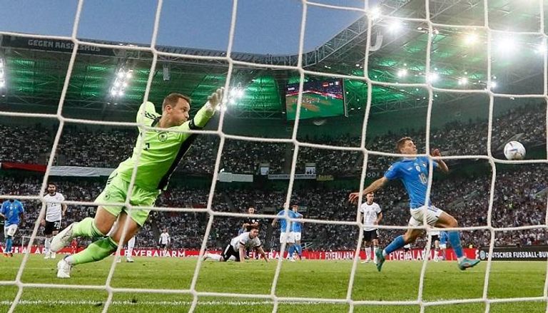 تصدي مانويل نوير حارس منتخب ألمانيا ضد إيطاليا
