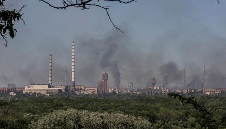 الدخان يتصاعد بعد غارة على مصنع في منطقة لوهانسك بأوكرانيا