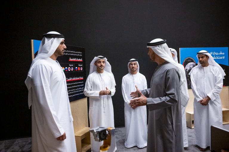 محمد بن زايد يستقبل فريق مشروع الإمارات لاستكشاف القمر