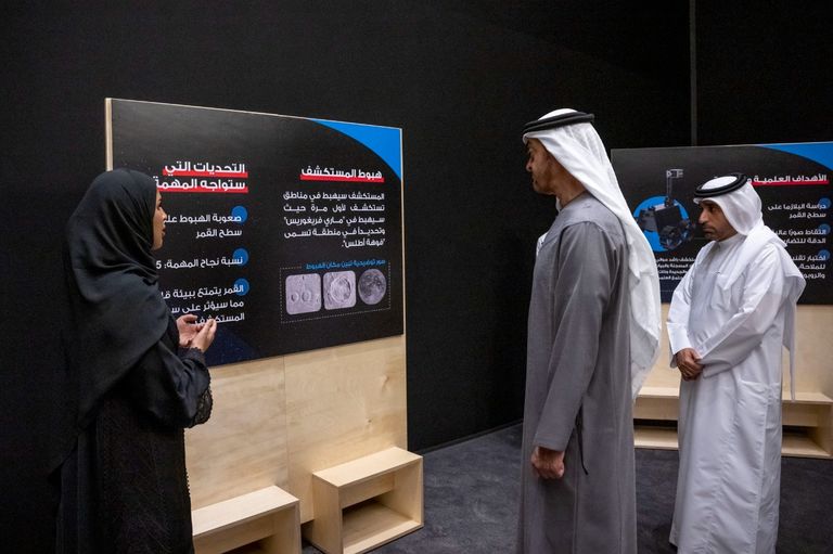 محمد بن زايد يستقبل فريق مشروع الإمارات لاستكشاف القمر
