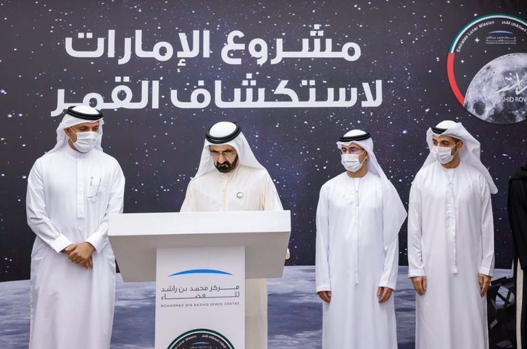 محمد بن راشد يستقبل فريق مشروع الإمارات لاستكشاف القمر