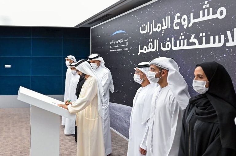 محمد بن راشد يستقبل فريق مشروع الإمارات لاستكشاف القمر
