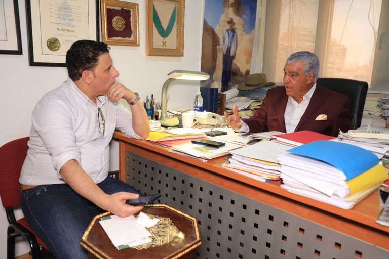 الدكتور زاهي حواس وزير الآثار المصري الأسبق خلال الحوار