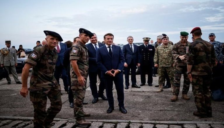 الرئيس الفرنسي إيمانويل ماكرون خلال تفقد قوات بلاده في رومانيا- رويترز