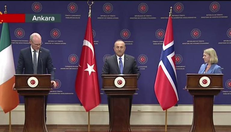 وزير الخارجية التركي خلال مؤتمر مع نظيريه الأيرلندي والنرويجي