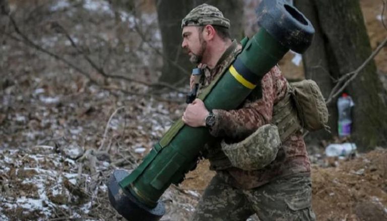 جندي أوكراني يحمل صاروخ جافلين