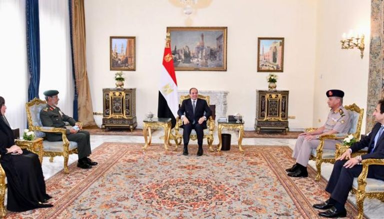 الرئيس المصري خلال استقباله الفريق الركن حمد محمد ثاني الرميثي