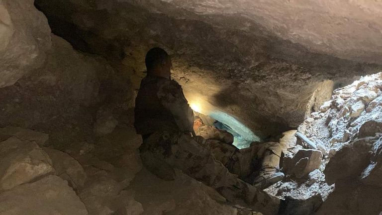 القوات العراقية خلال مطاردة لعناصر داعش في أحد الكهوف شمال العراق
