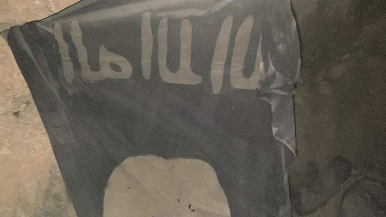 القوات العراقية خلال مطاردة لعناصر داعش في أحد الكهوف شمال العراق