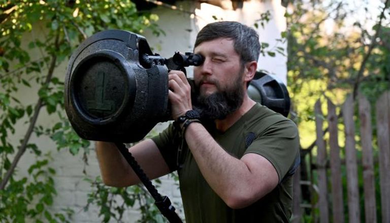 جندي أوكراني يفحص سلاحًا خفيفًا مضادًا للدروع - سي إن إن