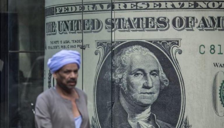 الدولار على مكتب صرافة في مصر