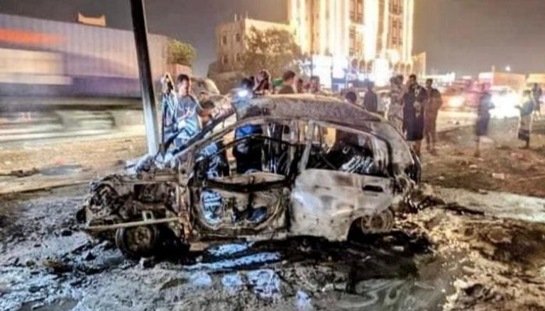 آثار الدمار على سيارة الصحفي اليمني الراحل صابر الحيدري