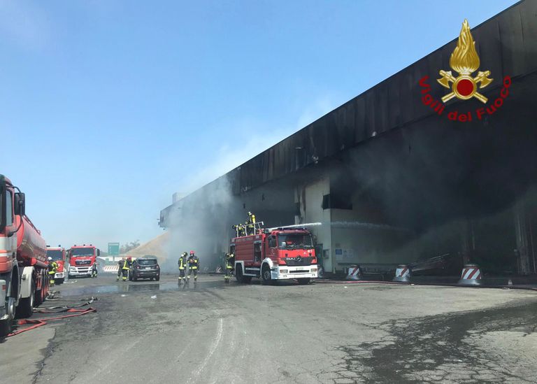 أعمدة الدخان تتصاعد من موقع الحريق