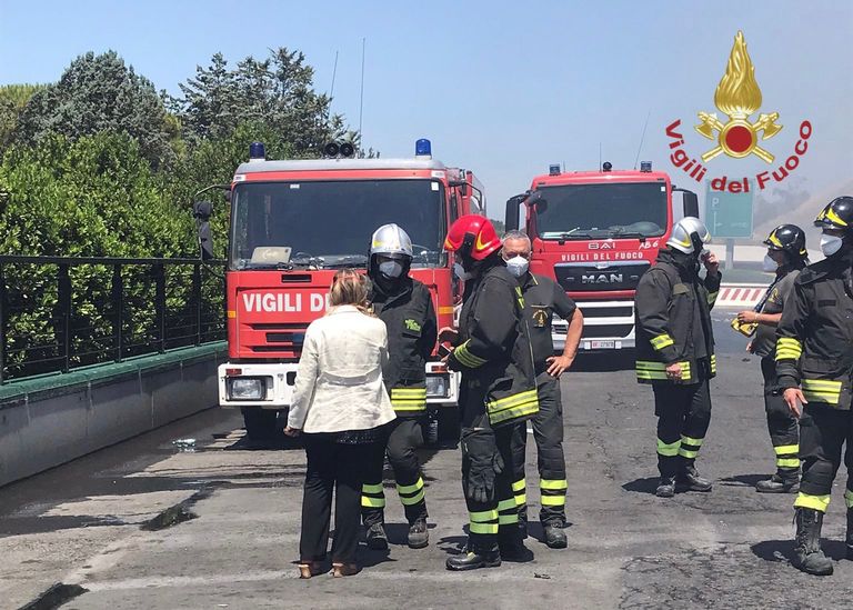 أعمدة الدخان تتصاعد من موقع الحريق