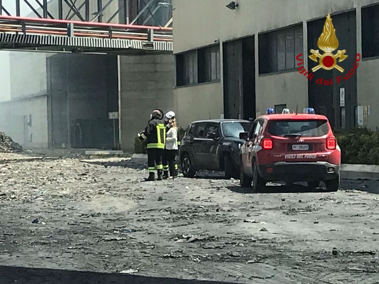 أعمدة الدخان تتصاعد من موقع الحريق