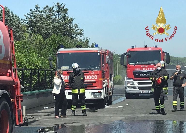 أعمدة الدخان تتصاعد من موقع الحريق