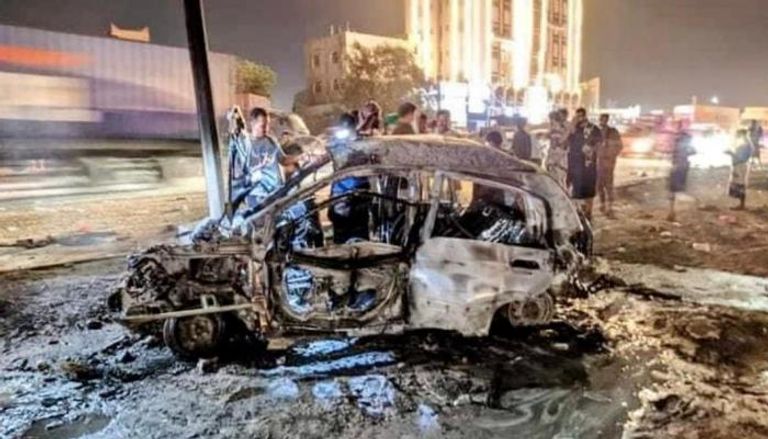 سيارة الصحفي صلاح الحيدري بعد استهدافها بعبوة ناسفة في عدن