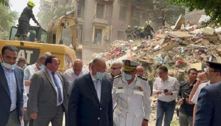 محافظ القاهرة يتفقد أنقاض المنزل المنكوب