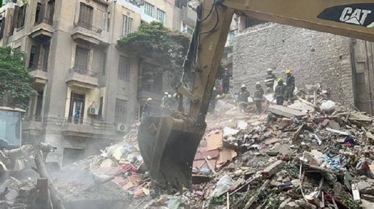 محافظ القاهرة يتفقد أنقاض المنزل المنكوب