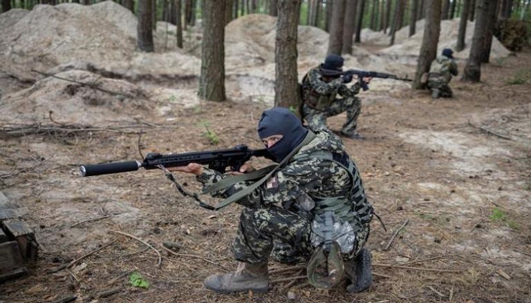 عناصر من القوات المسلحة في أوكرانيا- رويترز