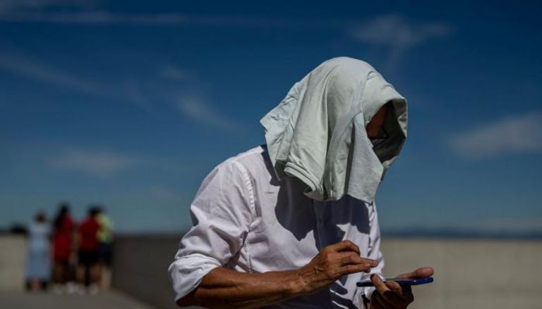 رجل يحتمي من أشعة الشمس في إسبانيا (أرشيفية)
