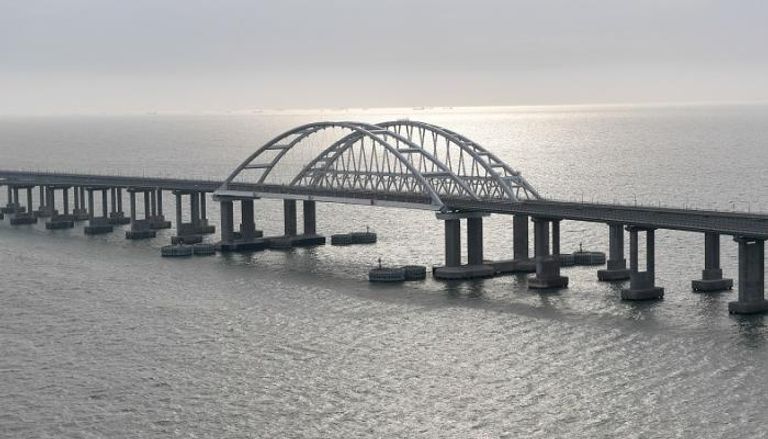 جسر القرم الرابط بين بحر آزوف والبحر الأسود- ا ف ب