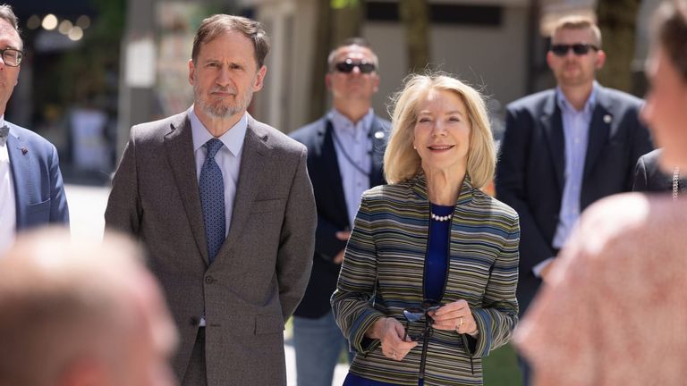 السفيرة الأمريكية تلوح من شرفة منزل أجدادها