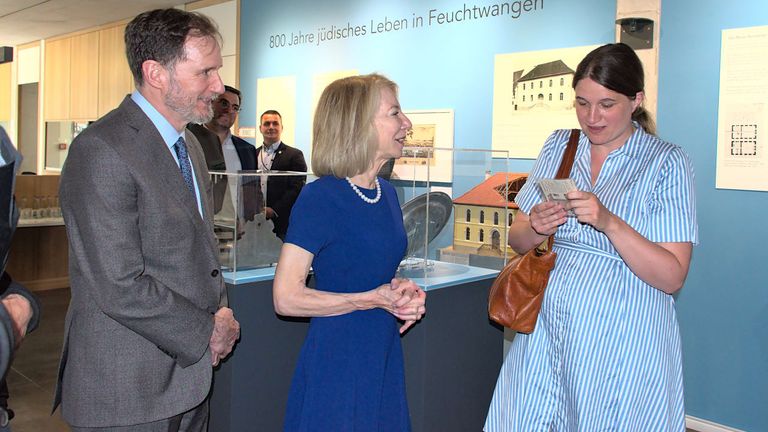 السفيرة الأمريكية تلوح من شرفة منزل أجدادها