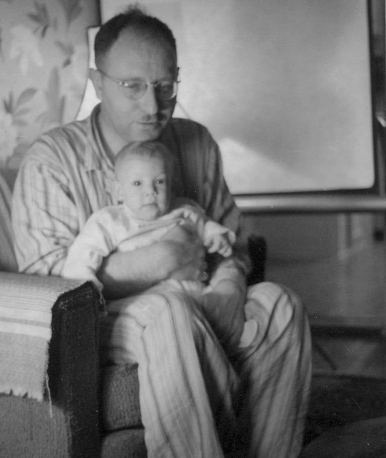 السفيرة الأمريكية تلوح من شرفة منزل أجدادها