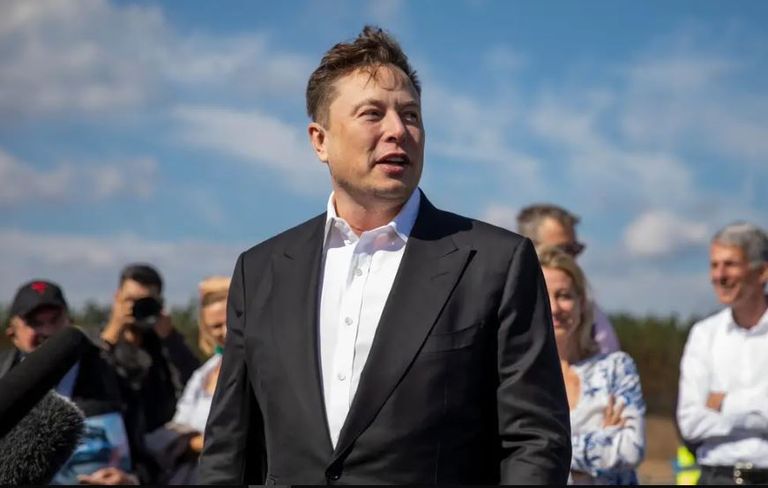 خطاب إيلون ماسك وسط حشد من الموظفين الملياردير الأمريكي إيلون ماسك مؤسس شركة