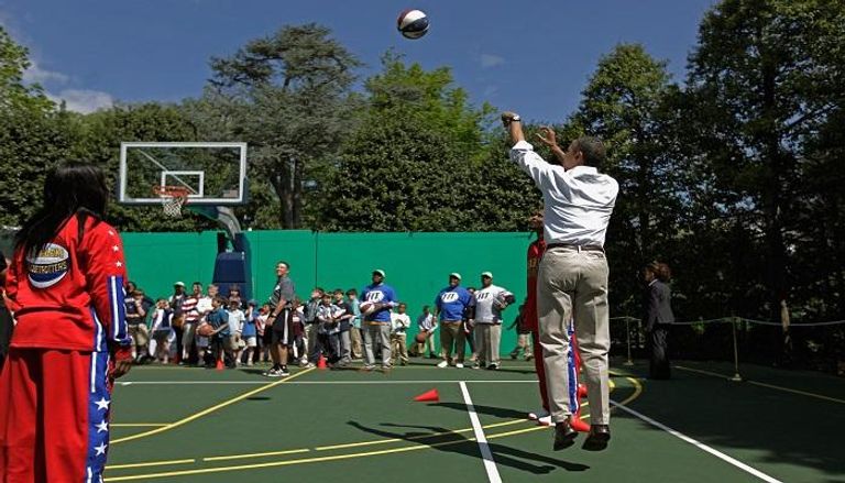 باراك أوباما خلال ممارسة رياضة كرة السلة