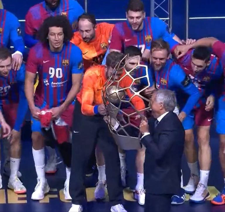 علي زين مع برشلونة بطل أوروبا برشلونة بطل دوري أبطال أوروبا لكرة اليد