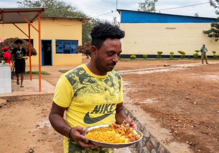 لاجئون في رواندا لاجئة تحمل طفلها في أحد مراكز اللجوء في رواندا