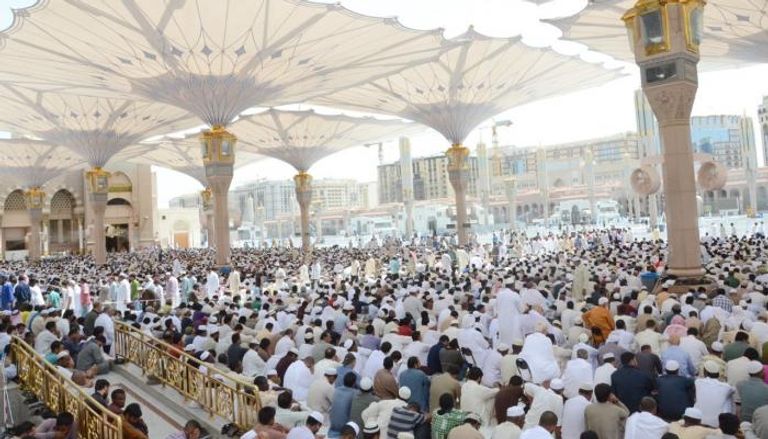 تجمع لمصلين وحجاج في المسجد النبوي
