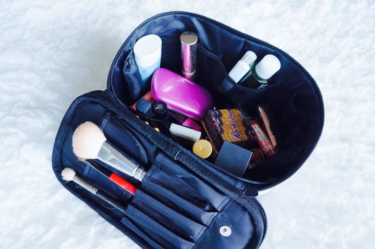 مستحضرات التجميل لا غنى عنها في حقائب السيدات