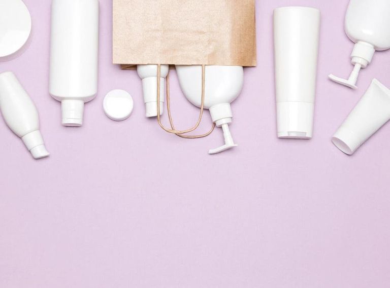 مستحضرات التجميل لا غنى عنها في حقائب السيدات