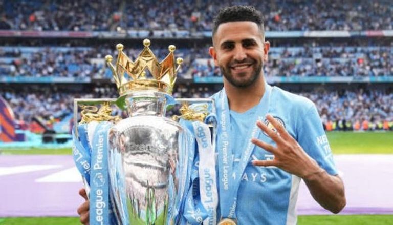 رياض محرز مع كأس الدوري الإنجليزي محمد صلاح وأشرف حكيمي