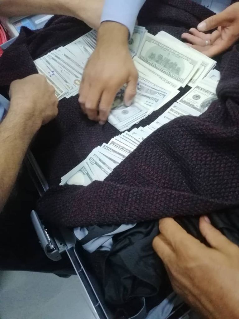 جانب من عملية ضبط عملات أجنبية بأحد مطارات ليبيا