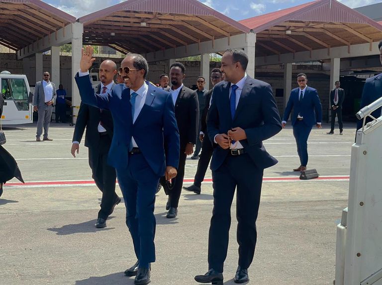 الرئيس الصومالي حسن شيخ محمود لدى مغادرته مقديشو