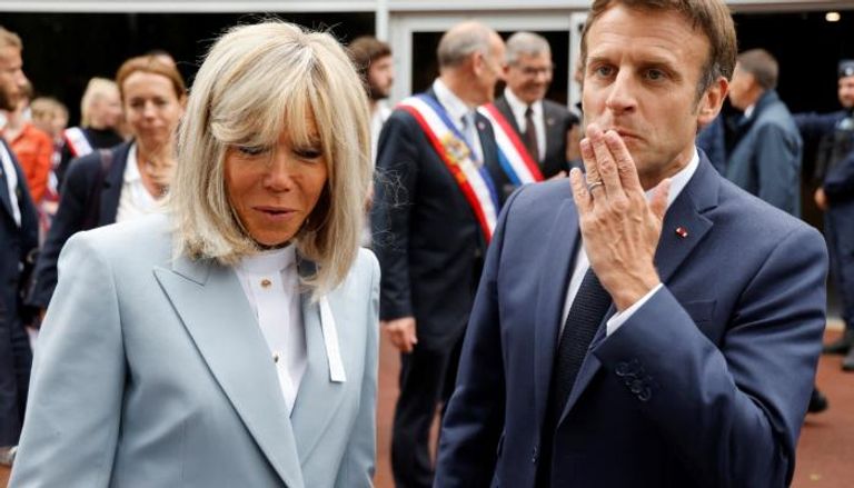 الرئيس الفرنسي يوزع القبلات على الناخبين