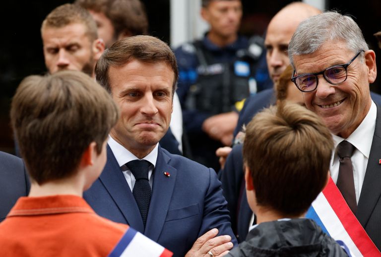 الرئيس الفرنسي يوزع القبلات على الناخبين