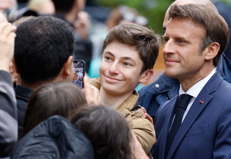 الرئيس الفرنسي يوزع القبلات على الناخبين