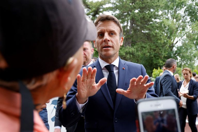 الرئيس الفرنسي يوزع القبلات على الناخبين