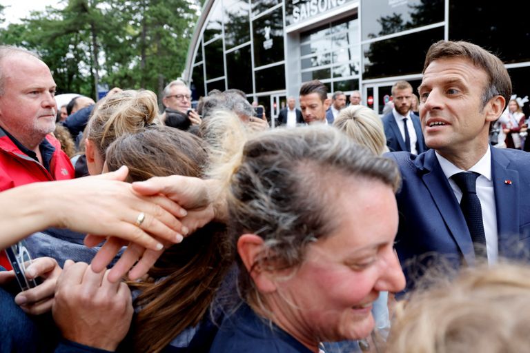 الرئيس الفرنسي يوزع القبلات على الناخبين