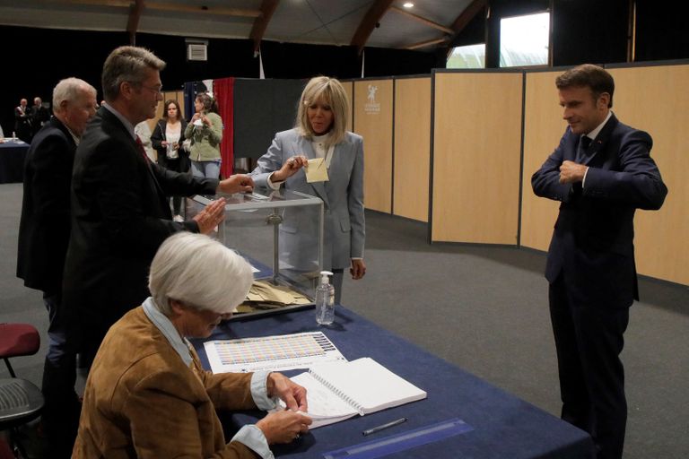 الرئيس الفرنسي يوزع القبلات على الناخبين